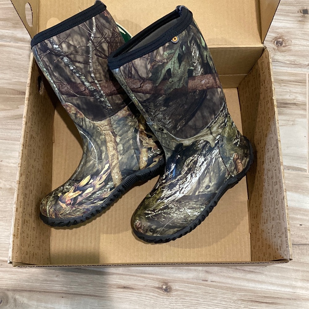 Camo camouflage BOGS. Size 2